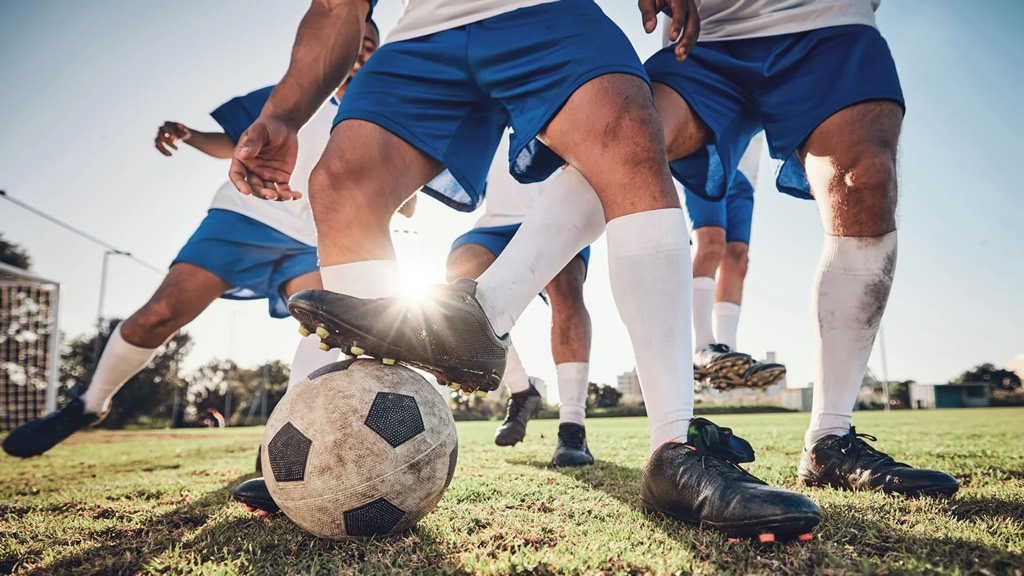 Jugadores de fútbol disputando la pelota