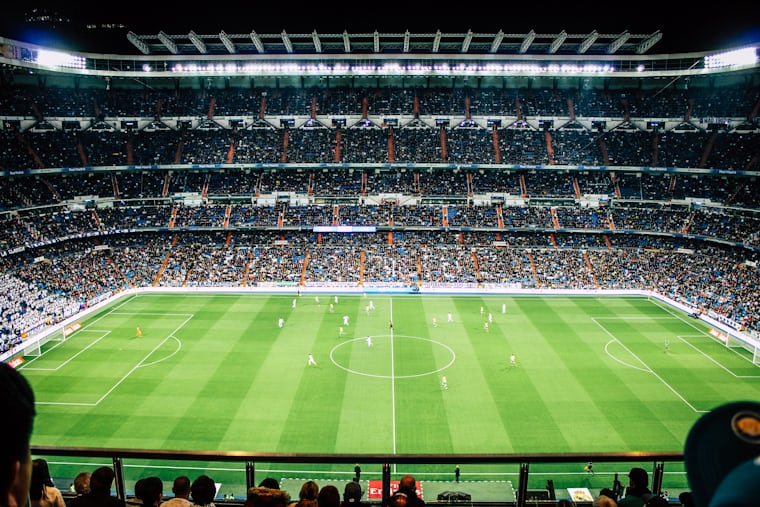 Partido de fútbol en un estadio